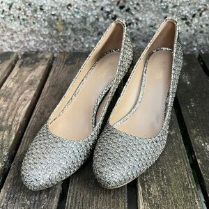 NWOT Michael Kors gold/silver textured round toe pumps, size 6